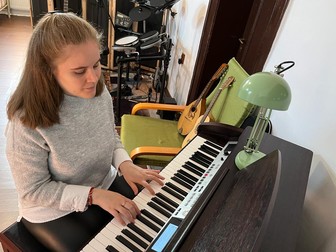 Muzica este o altă pasiune a Alexandrei