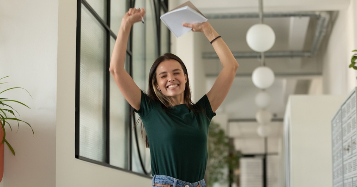 Rezultate Evaluare Națională 2024 - Imagine cu o elevă bucuroasă de nota primită la examen