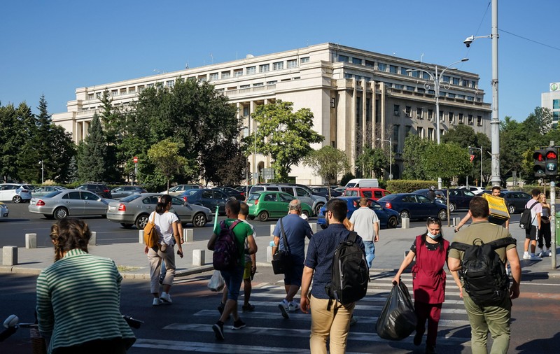 „Ei nu există!” Sindicatele acuză Guvernul că discriminează angajații care lucrează pe salariul minim la acordarea de ajutoare sociale