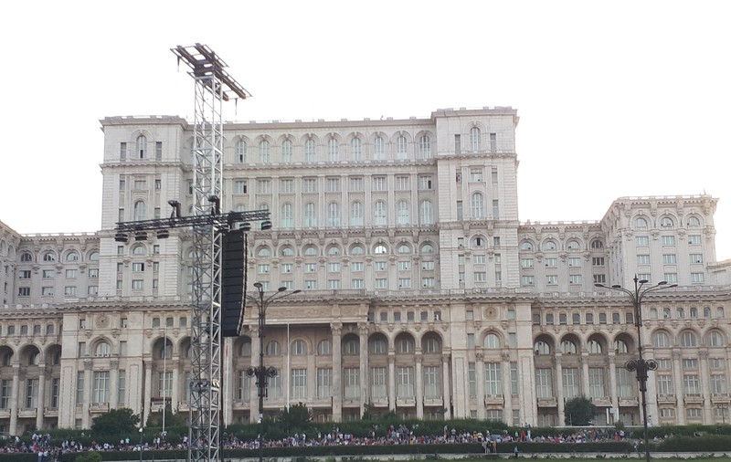 Concertul Bon Jovi din Piața Constituției, gratis pentru angajații Casei Poporului! Cum a fost posibil