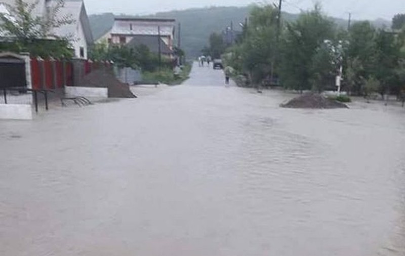 Trupul unui bărbat luat de viitură în județul Neamț a fost găsit duminică dimineață