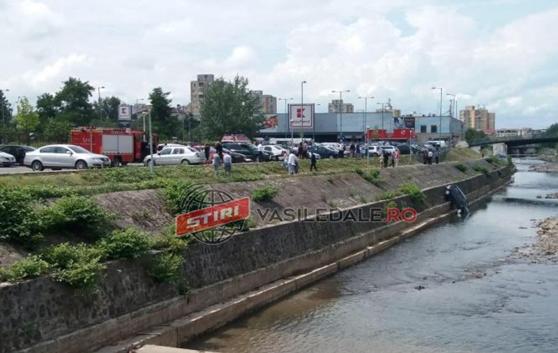 O mașină a căzut în râul din Baia Mare. Greșeala de începător a șoferului de 60 de ani