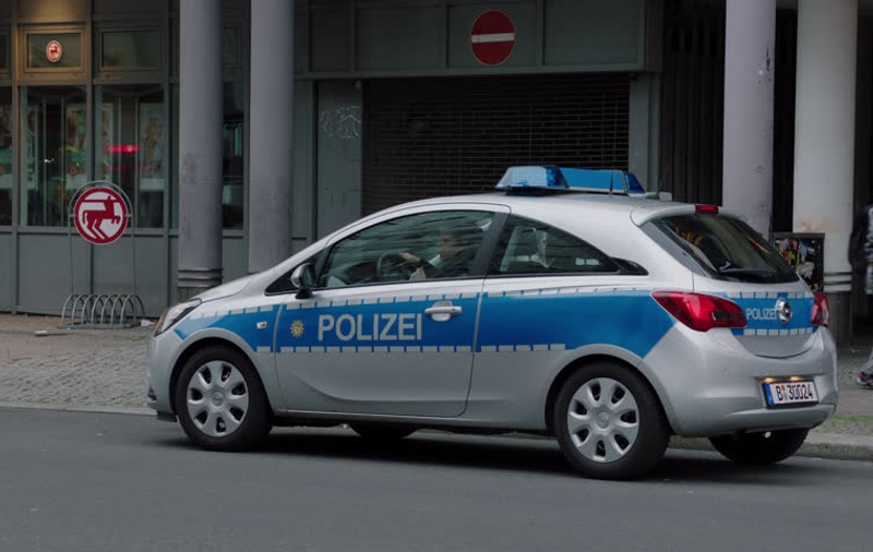 Polițiștii germani au urmărit 70 de kilometri o mașină de lux înmatriculată în România. Au avut un șoc când au văzut cine era la volan