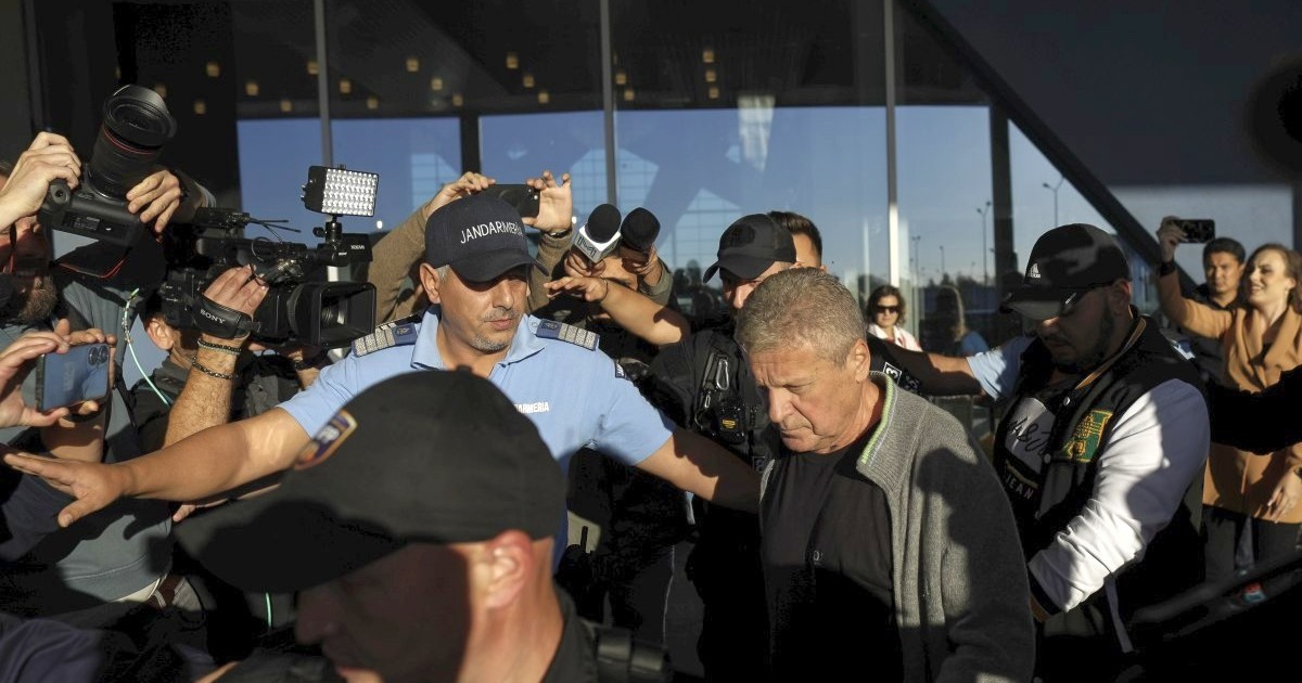 Dorin Lazăr Maior, flancat de Poliție pe Aeroportul Otopeni. Foto: Inquam Photos / Octav Ganea