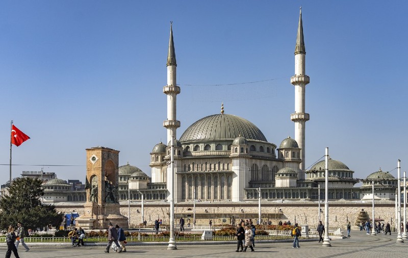 Doi români au fost răniți ușor într-un atac cu pistolul în Piața Taksim din Istanbul