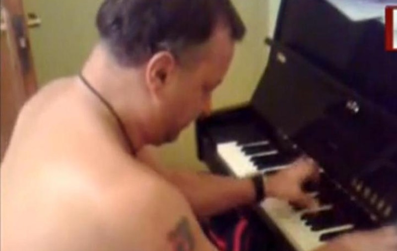 Aşa ceva mai rar! Mădălin Voicu Junior, TATUAT şi DEZBRĂCAT, cântă la pian! VIDEO