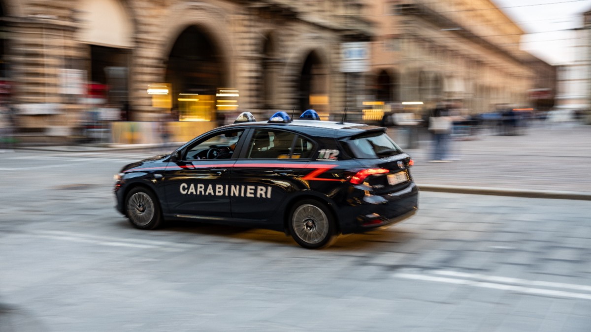 O mașină de carabinieri în mișcare