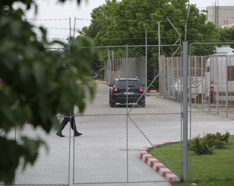 VIDEO / Liviu Dragnea a fost încarcerat la Penitenciarul Rahova. S-a aruncat cu hârtie igienică spre el când a ajuns acolo. Anunțul poliției