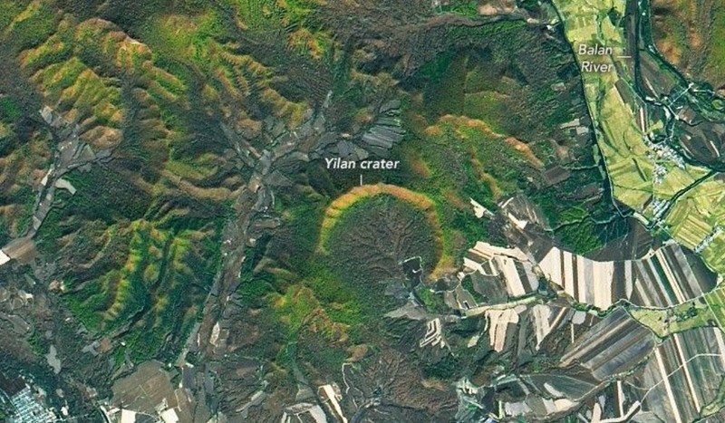 Craterul Yilan, ascuns sub pădurile din nord-estul Chinei, văzut din satelit. Foto: NASA Earth Observatory / Landsat 8