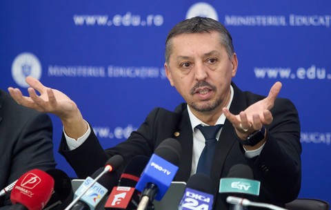 Profesorii titulari, evaluați din 5 în 5 ani. Ce se întâmplă dacă pică examenul