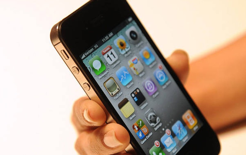 Apple pierde războiul început cu Samsung! iPhone 4, interzis la cel mai mare distribuitor din SUA 