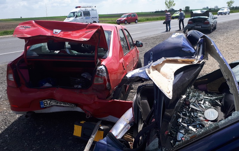 O familie a fost spulberată într-un accident între Râmnicu Sărat și Buzău. Un băiețel, printre cei patru răniți duși la spital