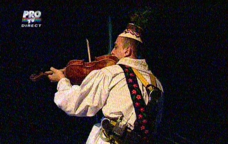 A cântat cu limba la ceteră, apoi i-a dat foc! Iată-l pe maramureșanul care a lăsat cu gura căscată juriul de la ”Românii au talent”! FOTO