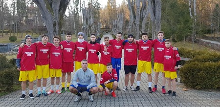 Antrenorul Vasile Ghioca și elevii săi, campionii categoriei U19 în județul Dâmbovița.