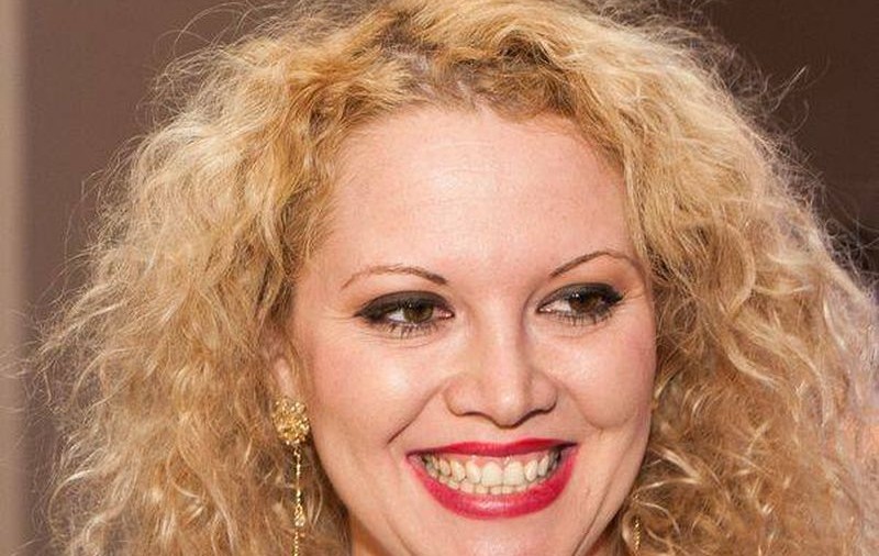 Oana Lis s-a îngrășat atât de tare, încât nu-și mai poate scoate verigheta de pe deget. Cum arată mâna ei