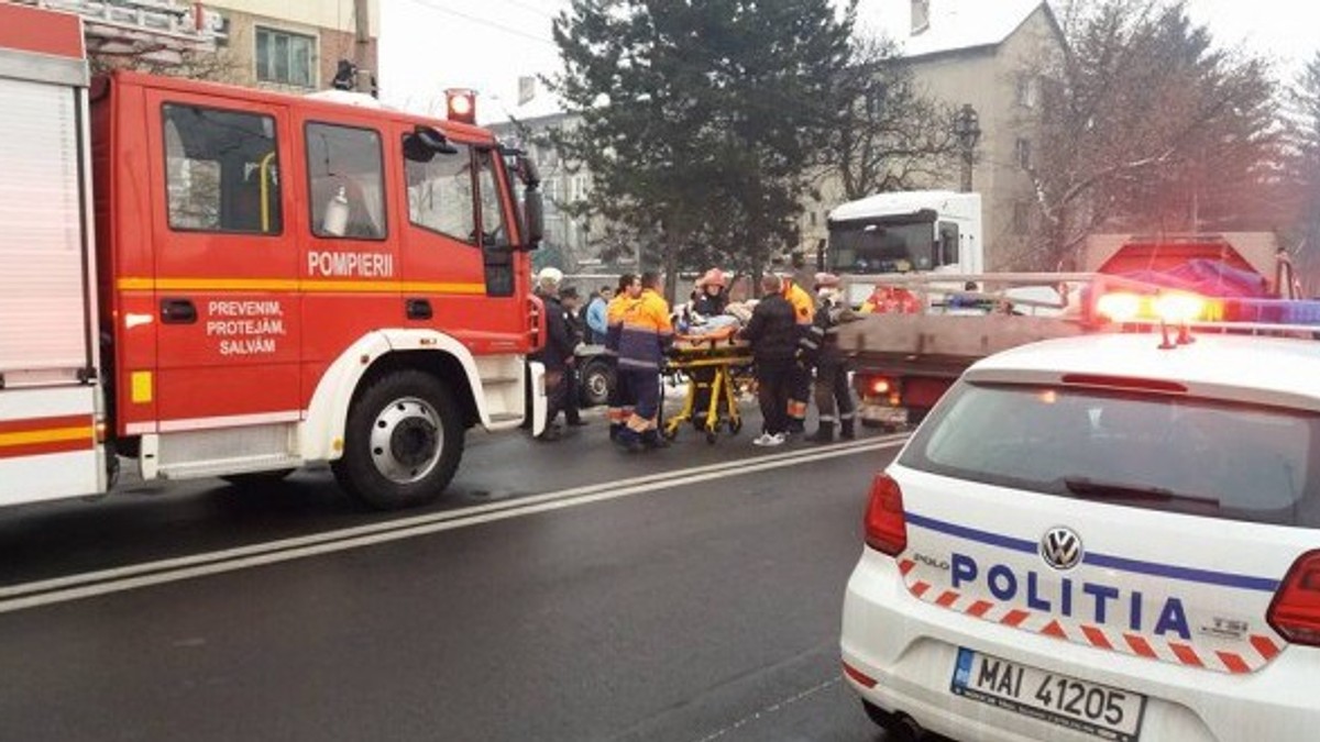 Carambol în Petroșani. Doi pompieri au fost răniți într-un accident în care s-au ciocnit patru mașini