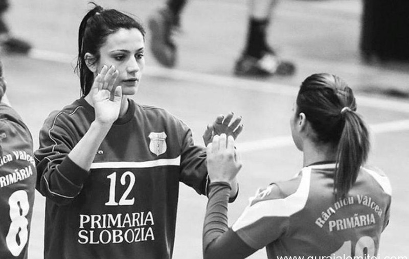 Deși și-a pierdut tragic portărița, Andreea Nica, Unirea Slobozia joacă sâmbătă în campionat. Sportiva va fi înmormântată joi. Sicriul cu trupul neînsuflețit e depus la Sala Sporturilor