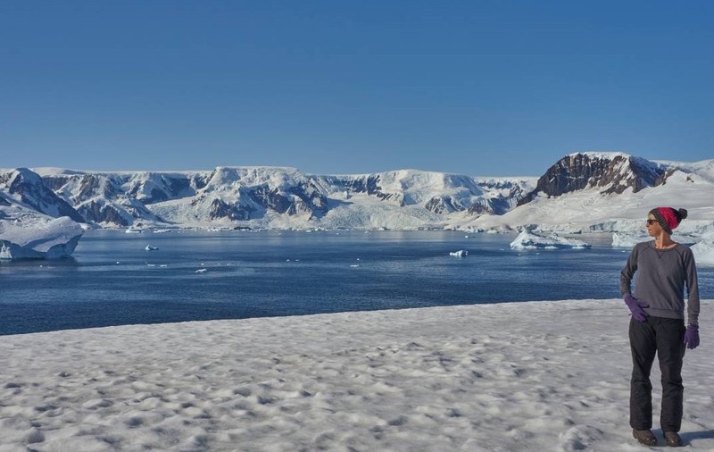 Femeie în peisajul uluitor al Peninsulei Antarctice din Marele Ocean de Sud în timpul scurtului sezon de vară