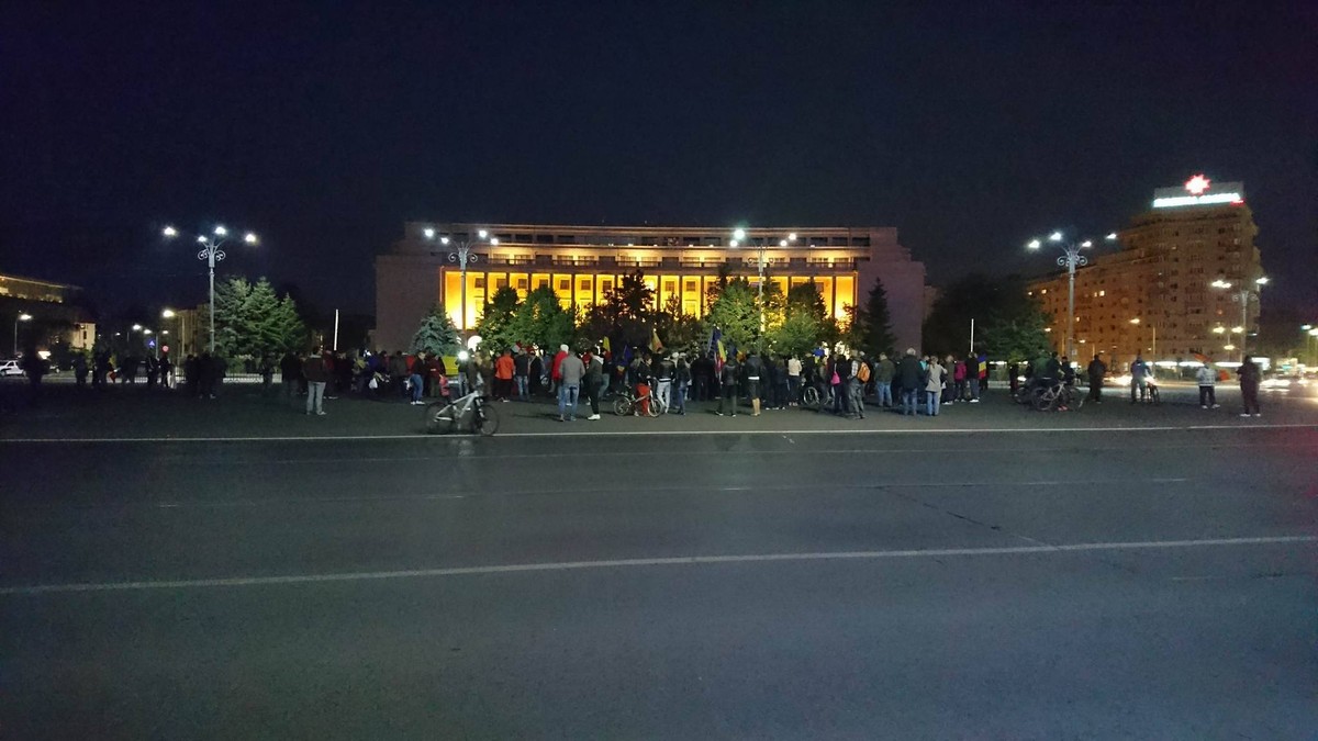 Protest în Piața Victoriei. Aproximativ 100 de oameni s-au adunat în fața Guvernului / FOTO