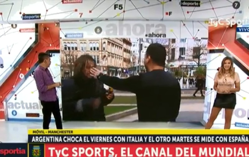 Un jurnalist argentinian a fost agresat la Manchester, în timp ce transmitea o corespondență / VIDEO