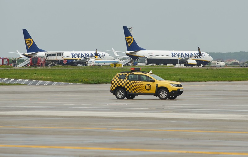 ZBOR DE 10 KM. Un avion Ryanair a aterizat pe Băneasa, în loc de Otopeni. Compania a refuzat să debarce pasagerii și i-a ținut 3 ore în avion, după care a decolat spre Otopeni