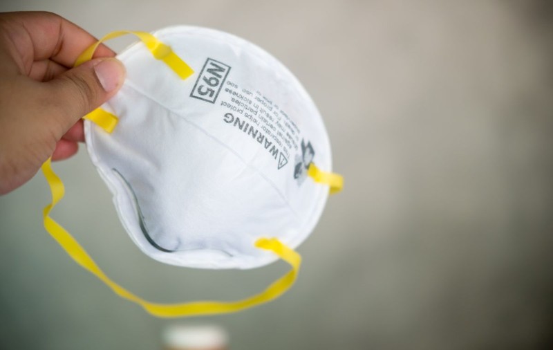 Cum se pot dezinfecta măștile respiratorii: o metodă ieftină și simplă, propusă de cercetători de la Caltech