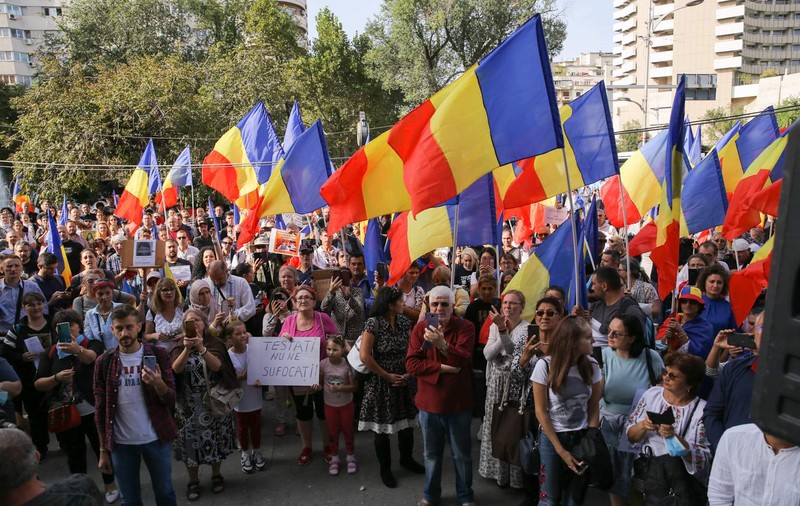 Protest împotriva măștilor în școli: 200 de oameni, zero măsuri de protecție. Raed Arafat: ”Riscurile sunt cunoscute”