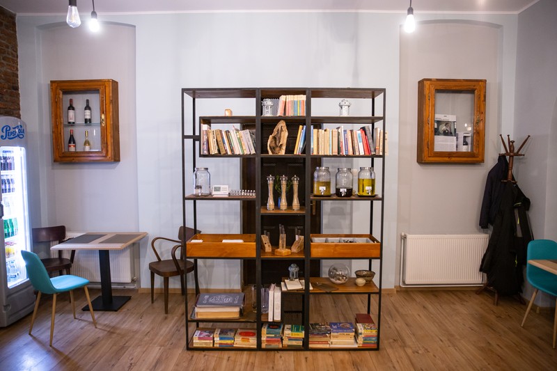 Restaurantul a fost decorat cât mai simplu, cât mai clasic și cât mai primitor