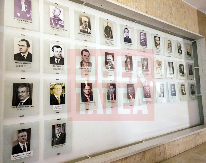 Nicolae Ciucă și Marcel Ciolacu sunt istorie. Pozele lor alb-negru, pe panoul de onoare din Palatul Victoria