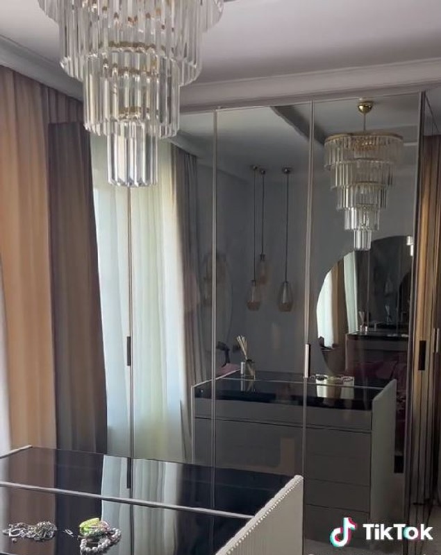 Cum arată noul apartament al Oanei Radu. Imagini din locuința artistei: „Patul este piesa de rezistență”