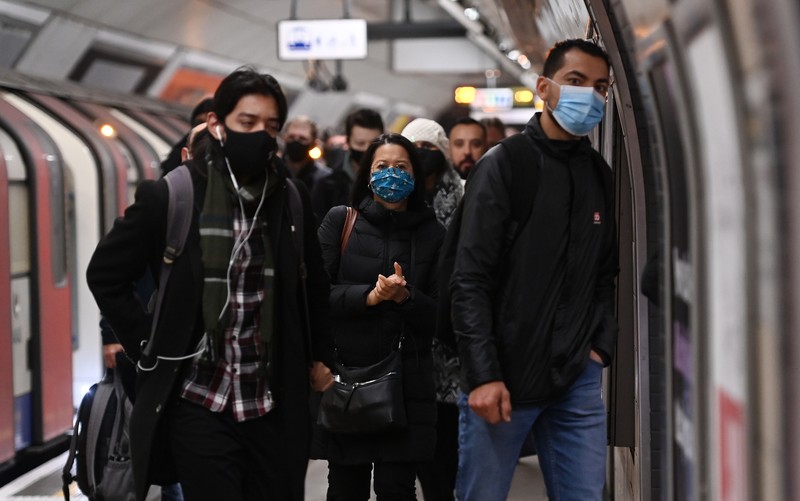 Masca de protecție e din nou obligatorie în Marea Britanie în magazine și mijloace de transport în comun | Foto: EPA