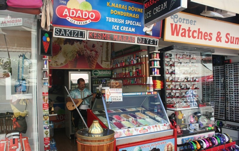 Chiar şi în bazar, turcii fac comerţ în stil propriu. Cumperi o îngheţată? Primeşti în dar o melodie cântată la chitară!
