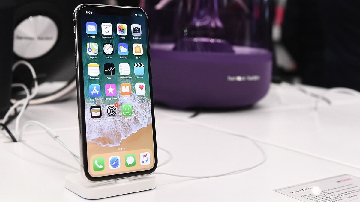 Apple este pentru al șaselea an consecutiv cel mai valoros brand din lume, potrivit Interbrands, cu o valoare a mărcii de 214 miliarde de dolari. iPhone X pe o masă