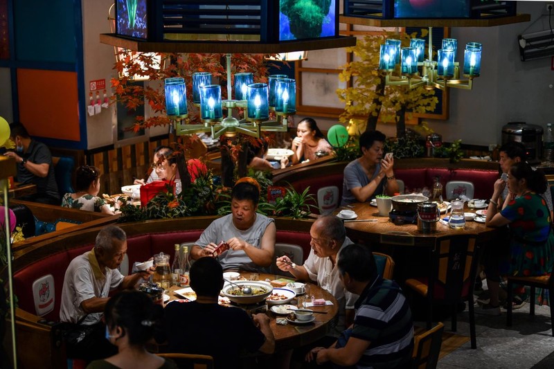 Restaurantele din Wuhan sunt din nou pline FOTO: Profimedia