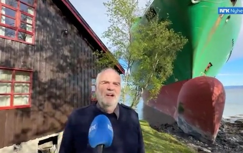 Un bărbat din Norvegia a dormit liniștit în timp ce un portcontainer de 135 de metri s-a oprit la o aruncătură de băț de casa sa, după ce a eșuat