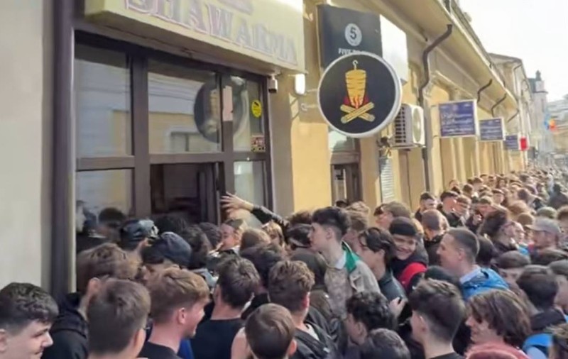 Sute de tineri au stat la coadă la Iași pentru a primi o shaorma gratuită de la un fast-food abia deschis