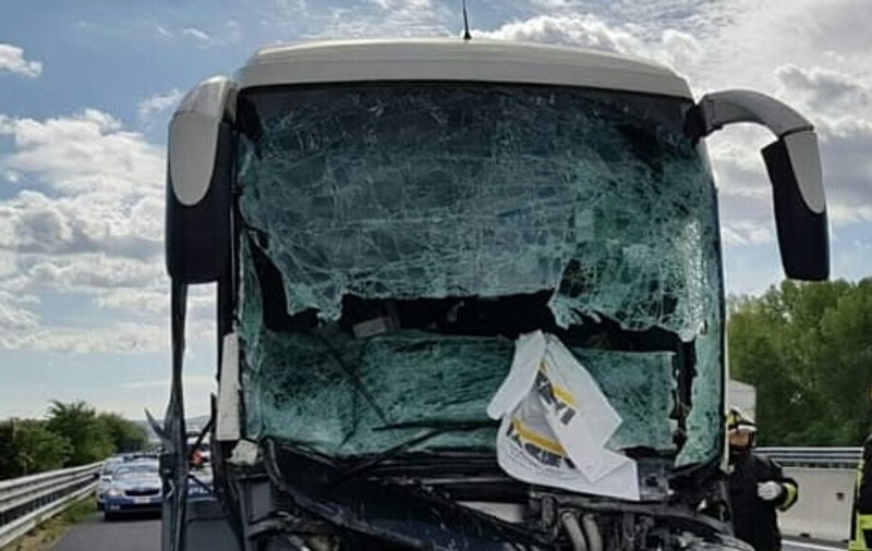 O Dacie a intrat într-un autocar în Italia. Ce au pățit cei doi români aflați în autoturism