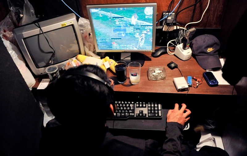 Patru români care fraudau pe Internet, căutaţi de FBI 