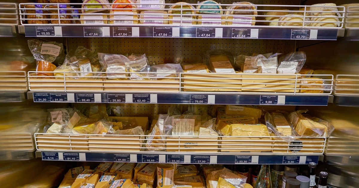 O varietate de produse expuse într-un magazin din Italia.