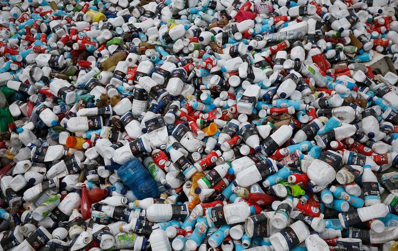 Percheziții la mai multe firme care reciclau fictiv ambalaje. Prejudiciul în dosar este de 5.000.000 de euro
