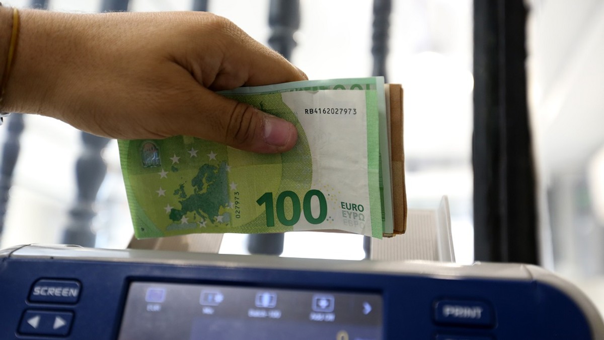 Teanc de euro ce urmează să fie introdus într-un aparat de numărat bani