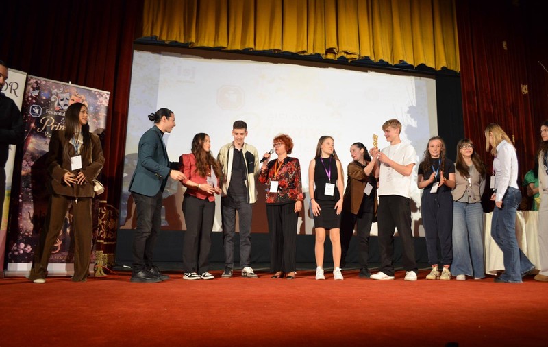 „Alandalia”, o piesă de teatru care critică politizarea educației, pusă în scenă chiar de elevi. Spectacolul, premiat în cadrul unui concurs național