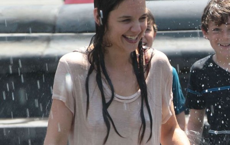 Ce privelişte a oferit fosta nevastă a lui Tom Cruise! Katie Holmes, udă fleaşcă şi cu sfârcurile la vedere! | FOTO 