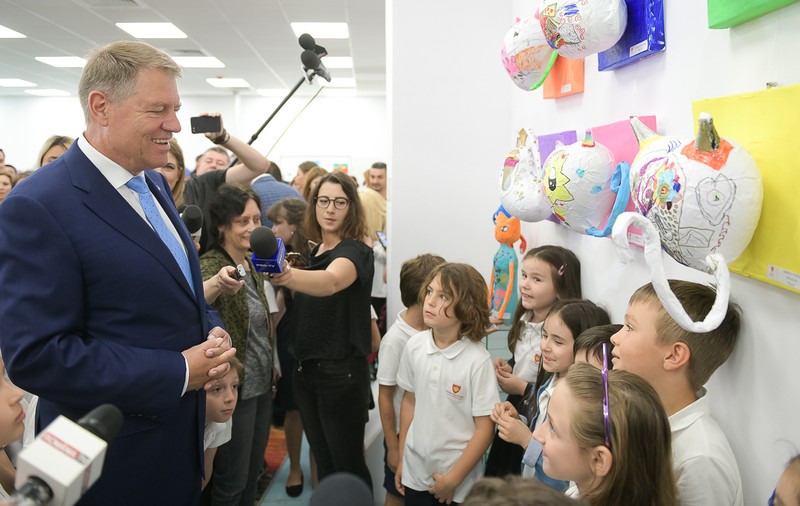 FOTO | Preşedintele Klaus Iohannis a primit cadou o pisică din materiale reciclabile, de la elevii şcolii "Step by Step"