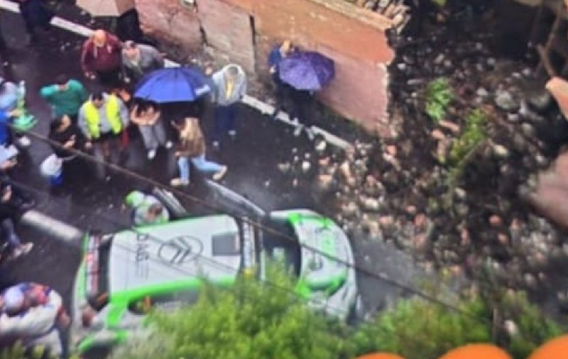 Două mașini au derapat, una după alta, au intrat în aceeași casă și au dărâmat-o, în Raliului Nordului, în Tenerife | VIDEO