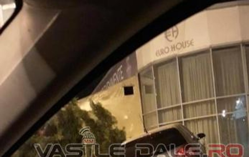 Un autoturism a "zburat" peste un sens giratoriu și s-a oprit în curtea unui hotel