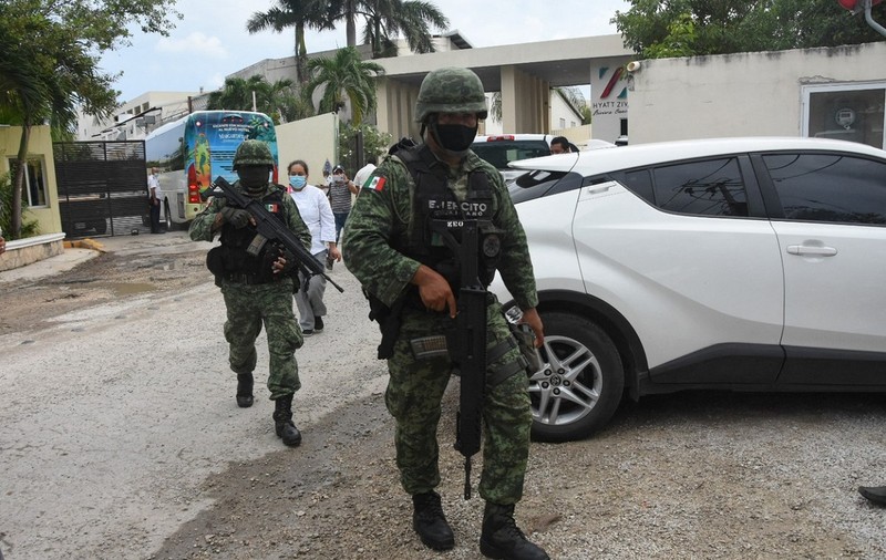 Traficanți din două bande s-au împușcat pe o plajă de lux din Cancun, printre turiștii îngroziți. Doi morți