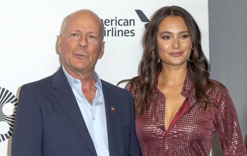 Soţia lui Bruce Willis le-a cerut paparazzilor să îl lase în pace pe actorul care suferă de demență