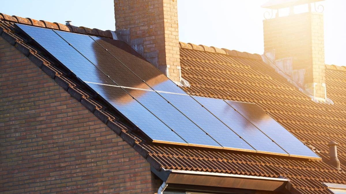 Detaliu de panouri solare de acoperiș și coș de fum. Casă rezidențială cu panouri solare pe acoperiș. Energie solară