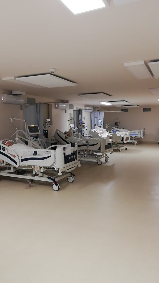 O altă fotografie făcută tot luni, 18 octombrie, în același spital. Paturile sunt ocupate cu bolnavi de COVID. Am blurat numele pacienților care sunt scrise pe foile de hârtie de la capătul patului.
